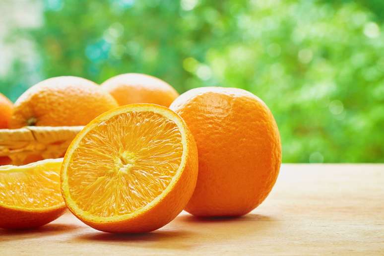 Além de ajudar na luta contra o bafo, a laranja também previne contra a cárie dentária. Santo alimento! 