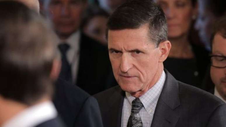 Flynn renunciou ao cargo de conselheiro nacional de segurança dos EUA após fazer conversas diplomáticas com a Rússia durante a campanha de Trump 