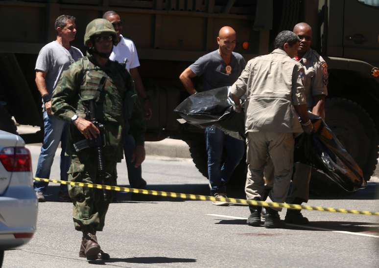 Corpo de suspeito de roubo é retirado e levado para o IML no Rio