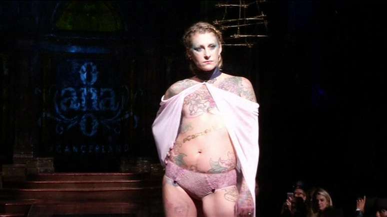 Mulheres que sobreviveram ao c&acirc;ncer de mama subiram &agrave; passarela em Nova York.