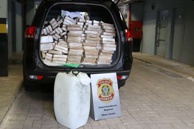 Tabletes de pasta base de cocaína apreendidos dentro do avião.