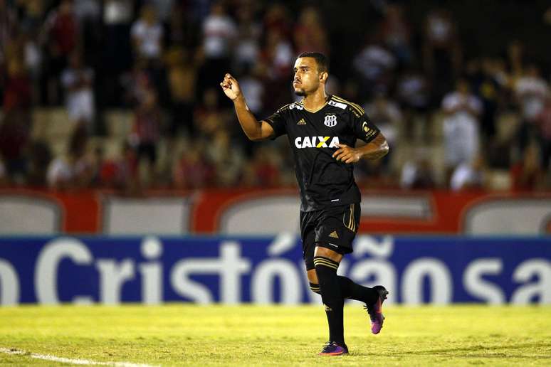 William Pottker, jogador da Ponte Preta, comemora seu gol durante partida contra o Botafogo-SP