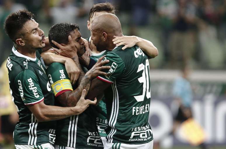 Jogadores do Palmeiras comemoram gol de Dudu