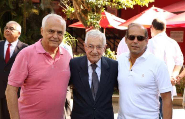 Leco posa para foto com o patrono Laudo Natel e o ex-vice geral do Tricolor, Roberto Natel