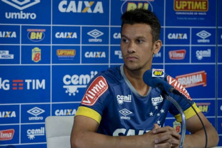 Capitão na ausência de Fábio, volante renovou seu contrato até dezembro de 2019 (Foto: Divulgação/Cruzeiro)