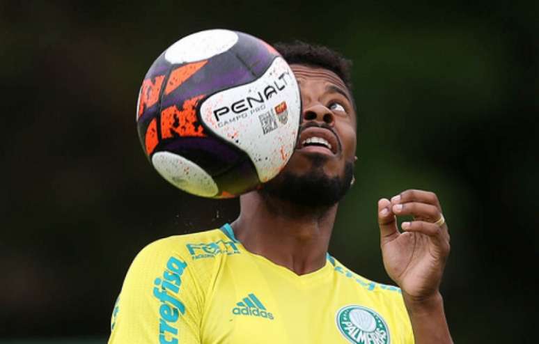 Michel Bastos durante treino do Palmeiras - Foto: Agência Palmeiras