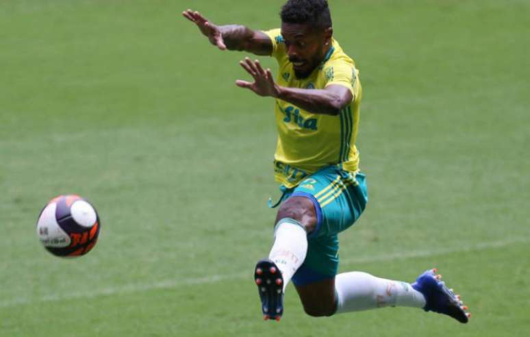 Michel Bastos durante treino do Palmeiras - Foto: Agência Palmeiras