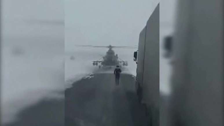 Um helicóptero militar protagonizou uma cena inusitada no Cazaquistão na última quarta-feira.