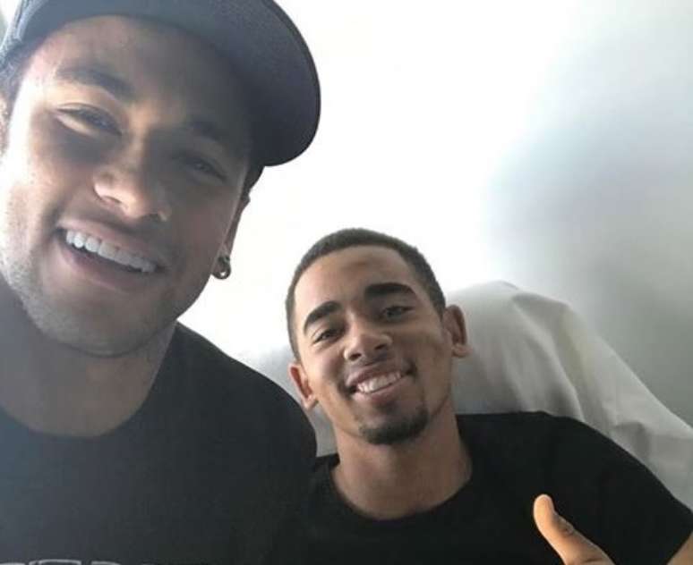Gabriel Jesus recebeu a visita de Neymar, em Barcelona, após a cirurgia que foi submetido no pé
