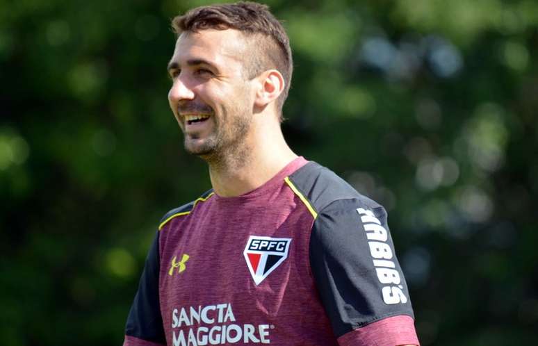 Lucas Pratto participa de treino no CT do São Paulo