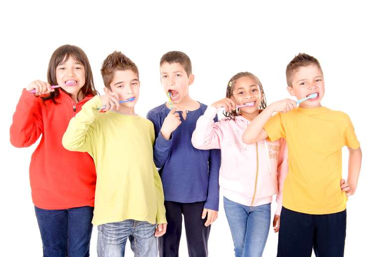 Cáries na infância podem ocasionar problemas de fala na criança. Boa higiene bucal é fundamental nesse período! 