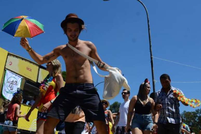 Desfile do bloco Os Capoeira, liderado pelo mestre Dalua, mostra tradições afro-brasileiras, em frente ao Parque Ibirapuera