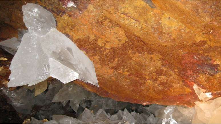Ferro oxidado deixa as paredes das cavernas da cor laranja