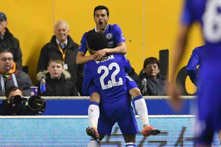 Pedro comemora com Willian o seu gol (Foto: Ben Stansall / AFP)