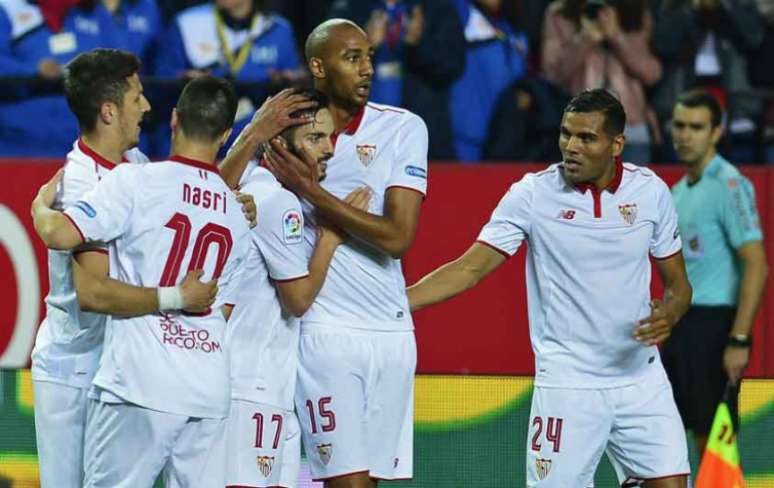 Jogadores comemoram gol de Sarabia (Foto: Cristina Quicler / AFP)