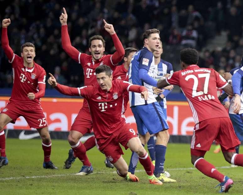 Lewandowski comemora o gol marcado nos acréscimos que garantiu o empate do Bayern de Munique contra o Hertha Berlim