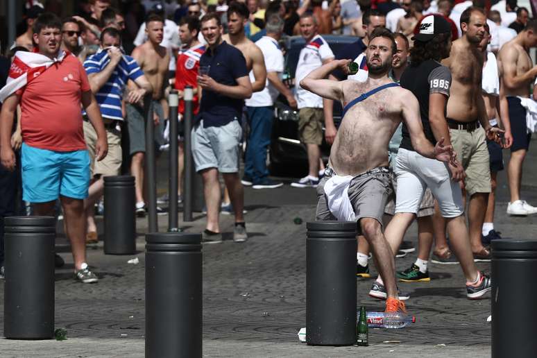 Briga de torcedores russos e ingleses durante a Eurocopa 2016