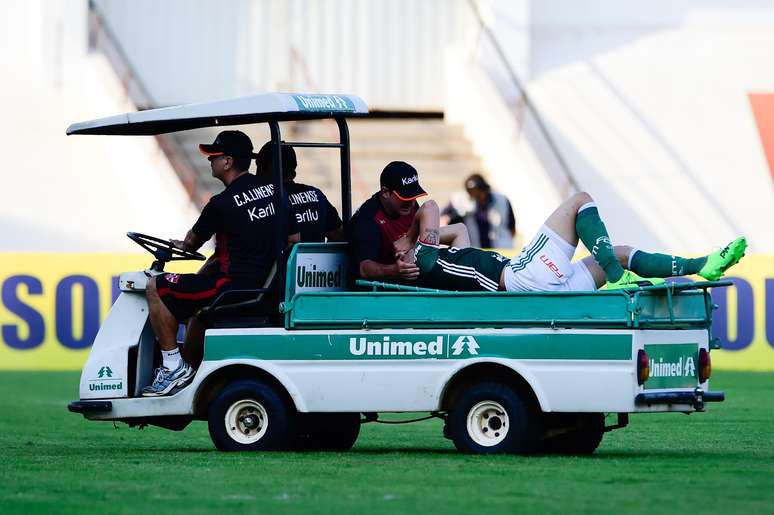 Moisés sofreu uma torção no joelho e teve de ser substituído na partida do Palmeiras com o Linense