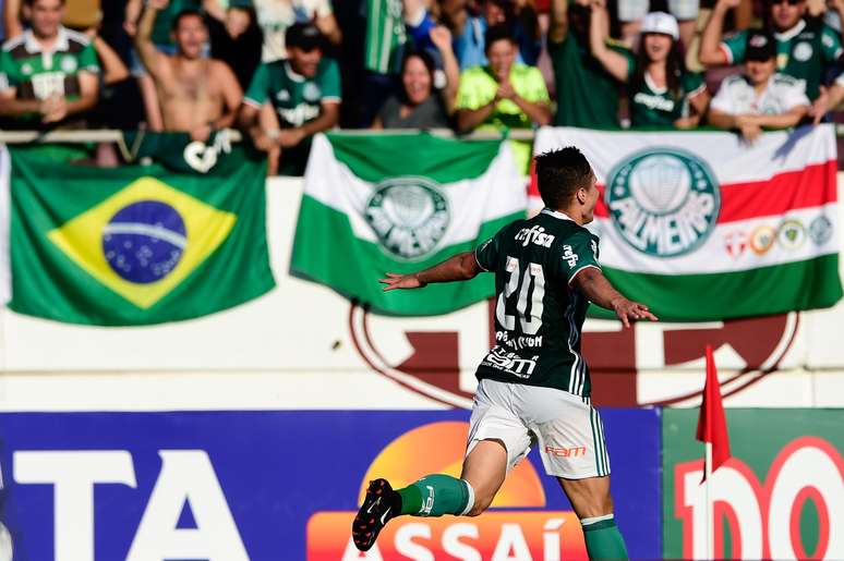 O atacante Willian comemora o seu primeiro gol pelo Palmeiras