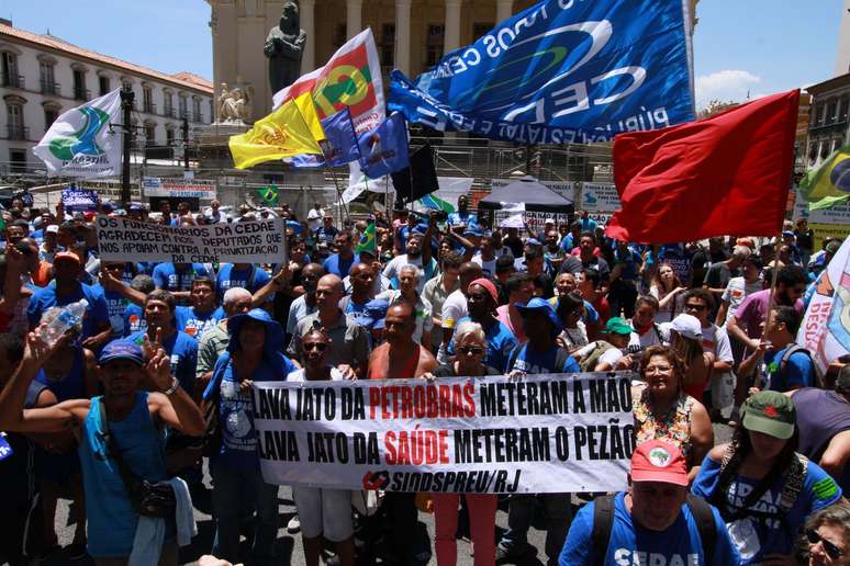 Protesto em frente à Assembleia Legislativa do Rio de Janeiro (Alerj), no Centro do Rio de Janeiro (RJ), na manhã desta segunda-feira