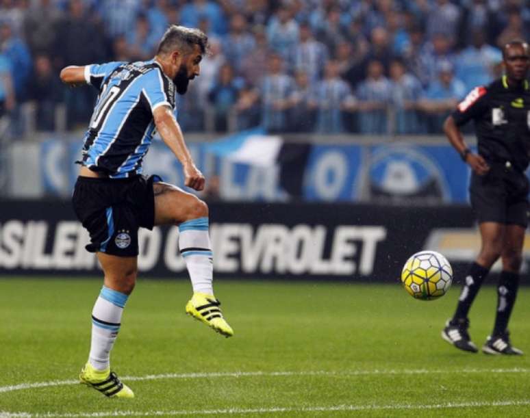 A lesão do meia Douglas é um dos fatores desencadeadores do Grêmio na busca por reforços 'extravagantes'(Foto: Lucas Uebel/Grêmio)