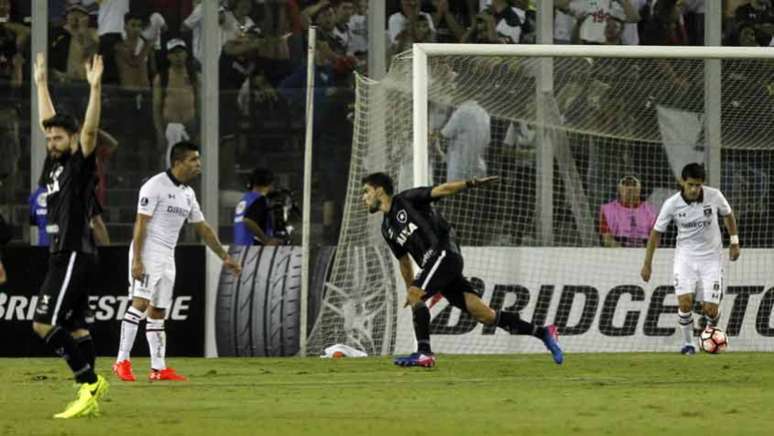 No Chile, os alvinegros fizeram a festa. Repeteco no Paraguai? (Foto: AFP PHOTO / CLAUDIO REYES)