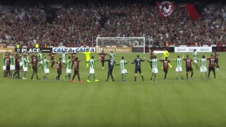 Jogadores protagonizaram uma cena marcante, unidos e de mãos dadas, saudando as torcidas presentes na Arena. (Reprodução/Frame)