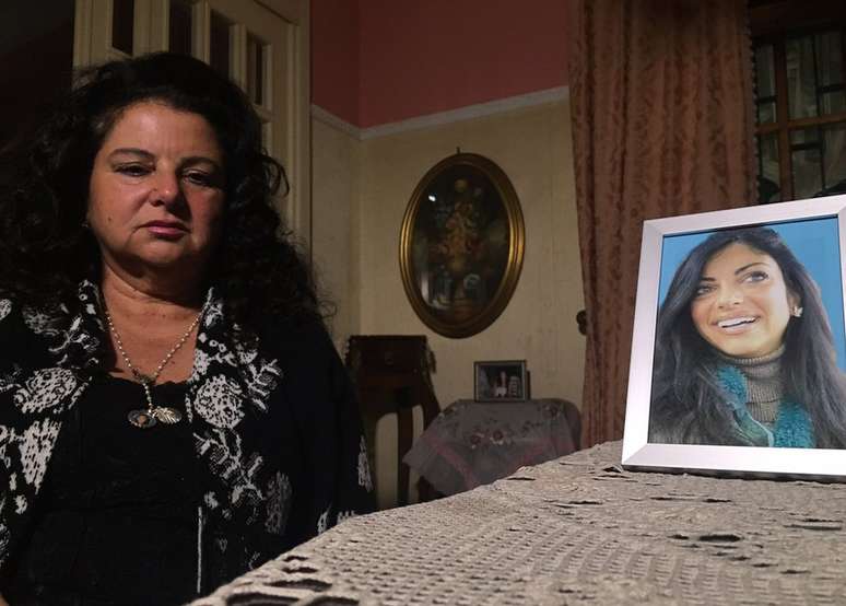 Maria Tereza (esq.), m&atilde;e de Tiziana, exige justi&ccedil;a: "&Eacute; como se fosse premeditado, um plano criminoso. S&oacute; queriam mostrar aquela pobre menina, com a inten&ccedil;&atilde;o de exp&ocirc;-la na internet"