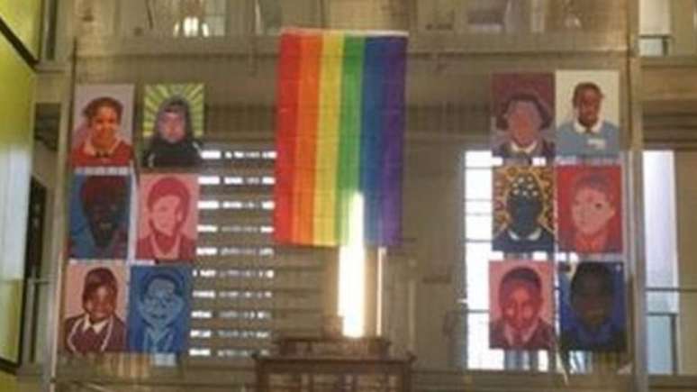 No Mês da História LGBT, festejado em fevereiro na Grã-Bretanha, a escola em que Gray leciona hasteia a bandeira do arco-íris hasteada no seu átrio 