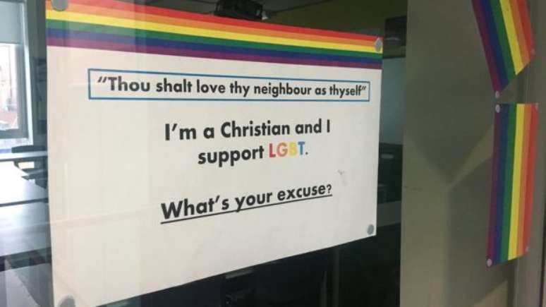 Colegas de Daniel Gray fizeram cartazes em apoio aos direitos LGBT e colaram na porta das salas de aula 