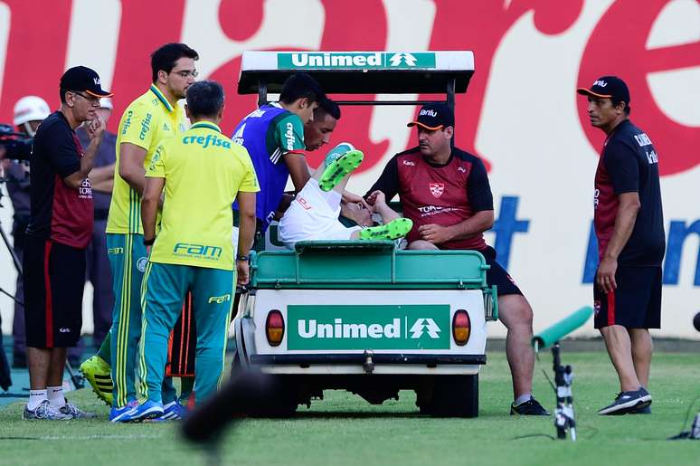 Moisés deixa o campo depois de lesão durante partida entre Palmeiras e Linense pelo Campeonato Paulista.