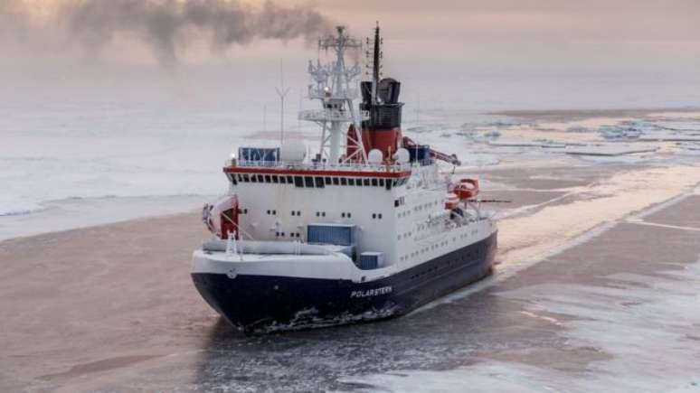 Navio Polarstern vai embarcar na maior expedição de pequisa ao Polo Norte 