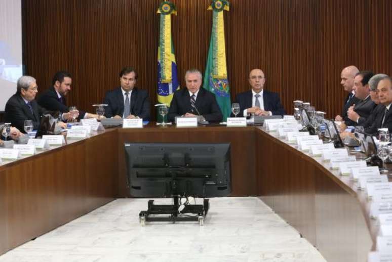 O presidente Michel Temer, em reunião com a comissão da reforma da Previdência 