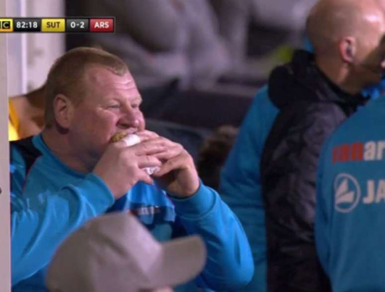 Wayne Shaw comendo torta quando o jogo já estava 2 a 0 para o Arsenal(Foto: Reprodução)