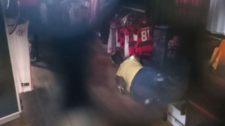 Durante a confusão, um manequim da loja foi derrubado pelos torcedores do Vasco