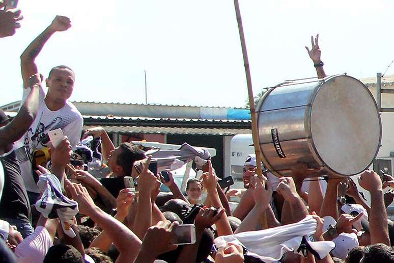 Vascaínos recebem Luís Fabiano com festa