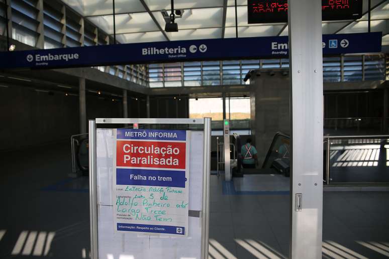 Estação Adolfo Pinheiro do Metrô, em Santo Amaro, zona sul de São Paulo (SP), amanheceu fechada nesta terça-feira (21) devido ao descarrilamento de uma composição.