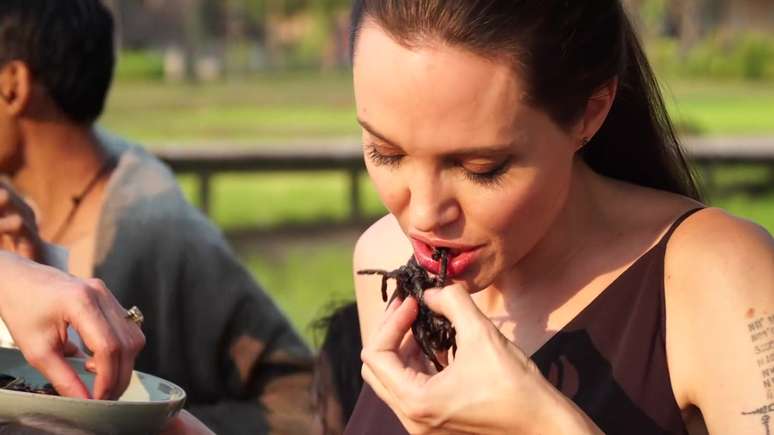 Atriz e diretora, que está no Camboja para lançar novo filme sobre regime do Khmer  Vermelho, deu entrevista à BBCl.