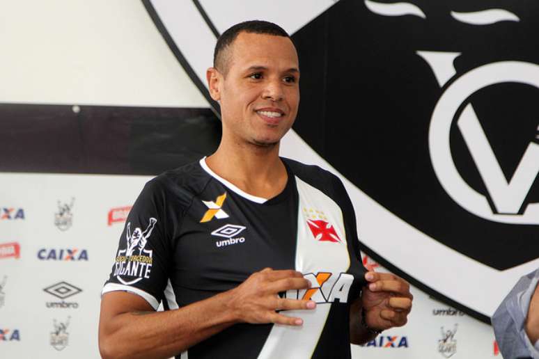 Depois de uma 'novela' na negociação, Luis Fabiano finalmente vestiu a camisa do Vasco, nesta terça-feira (21)