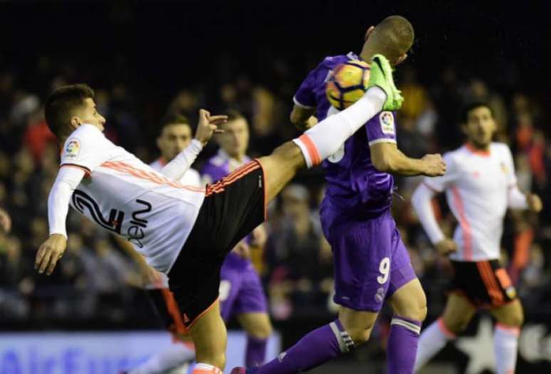 Valencia venceu o Real Madrid em casa (Foto: JOSE JORDAN / AFP)