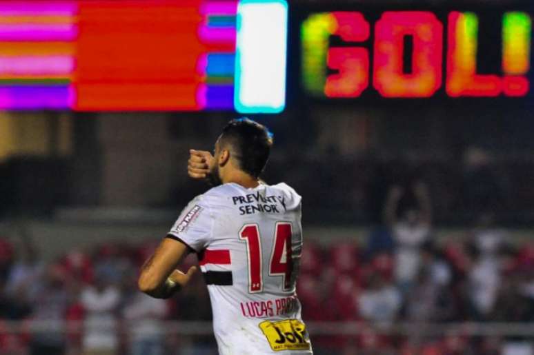 Lucas Pratto comemora um dos gols pelo São Paulo na terça (Foto: Maurício Rummens/Fotoarena/Lancepress!)