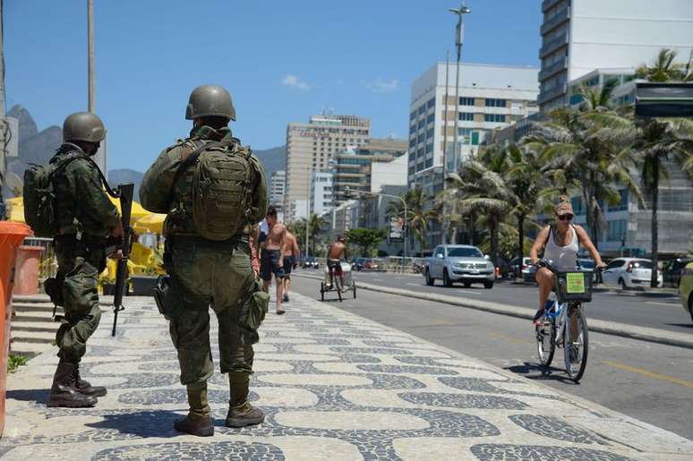 Forças Armadas atuam no patrulhamento da cidade, em praias da zona sul da capital fluminense.