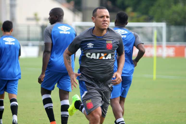 Luis Fabiano participa de treino no Vasco nesta quarta-feira (22)