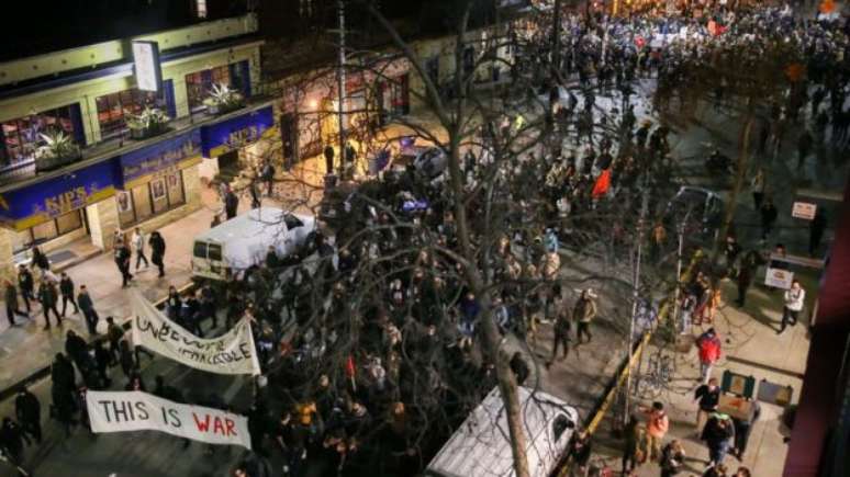 Protestos dos estudantes fizeram a Universidade de Berkeley, na Calif&oacute;rnia, cancelar o convite para que Milo Yiannopoulos fosse dar uma palestra no come&ccedil;o do m&ecirc;s