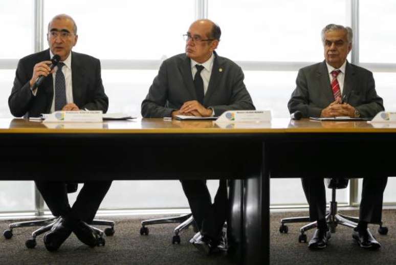 Brasília - Ministro interino das Relações Exteriores, Marcos Galvão, o presidente do TSE, Gilmar Mendes, e o desembargador Romeu Gonzaga Neiva durante lançamento do Título Net 