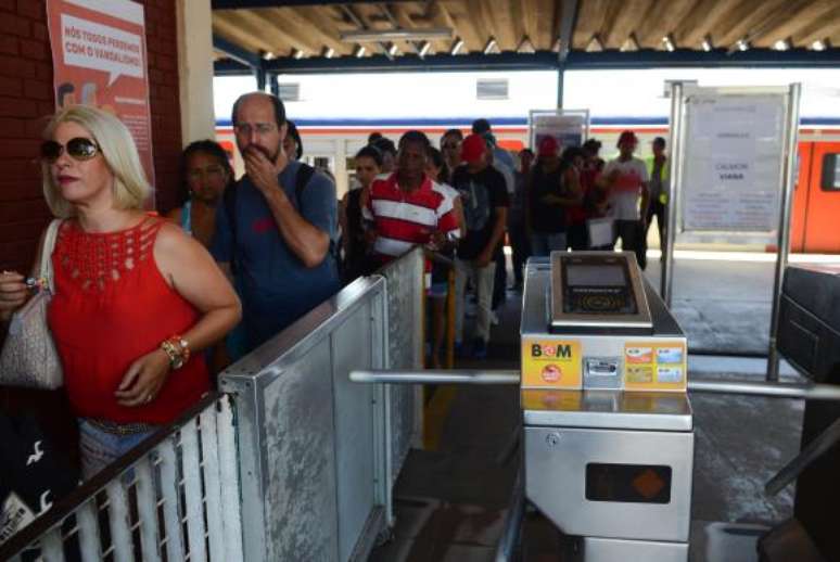 Grandes filas se formaram na Estação Engenheiro Manoel Feio, onde os passageiros precisaram fazer baldeação de ônibus por causa do descarrilamento de trem na Estação Itaim Paulista