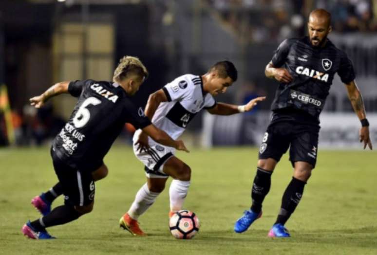 Bruno Silva foi um dos melhores jogadores do Glorioso no Defensores del Chaco (NORBERTO DUARTE / AFP)