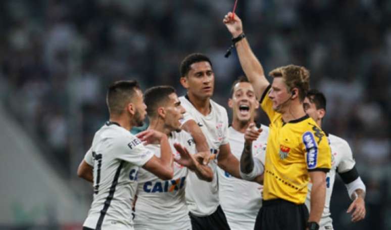 O árbitro Thiago Duarte Peixoto errou ao expulsar o volante Gabriel, que não participou do lance de falta no atacante Keno, do Palmeiras