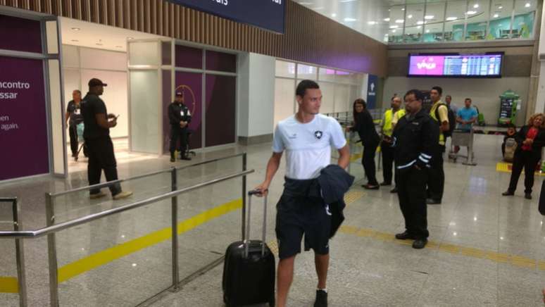 Zagueiro se firmou como titular do miolo de defesa alvinegro neste começo de ano (Foto: Vinícius Britto)