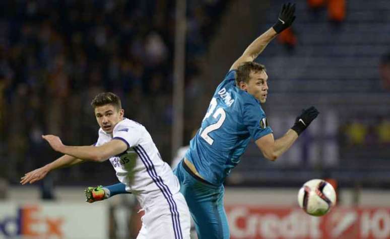 Dzyuba (à direita) fez um dos gols do Zenit (Foto: Olga Maltseva / AFP)